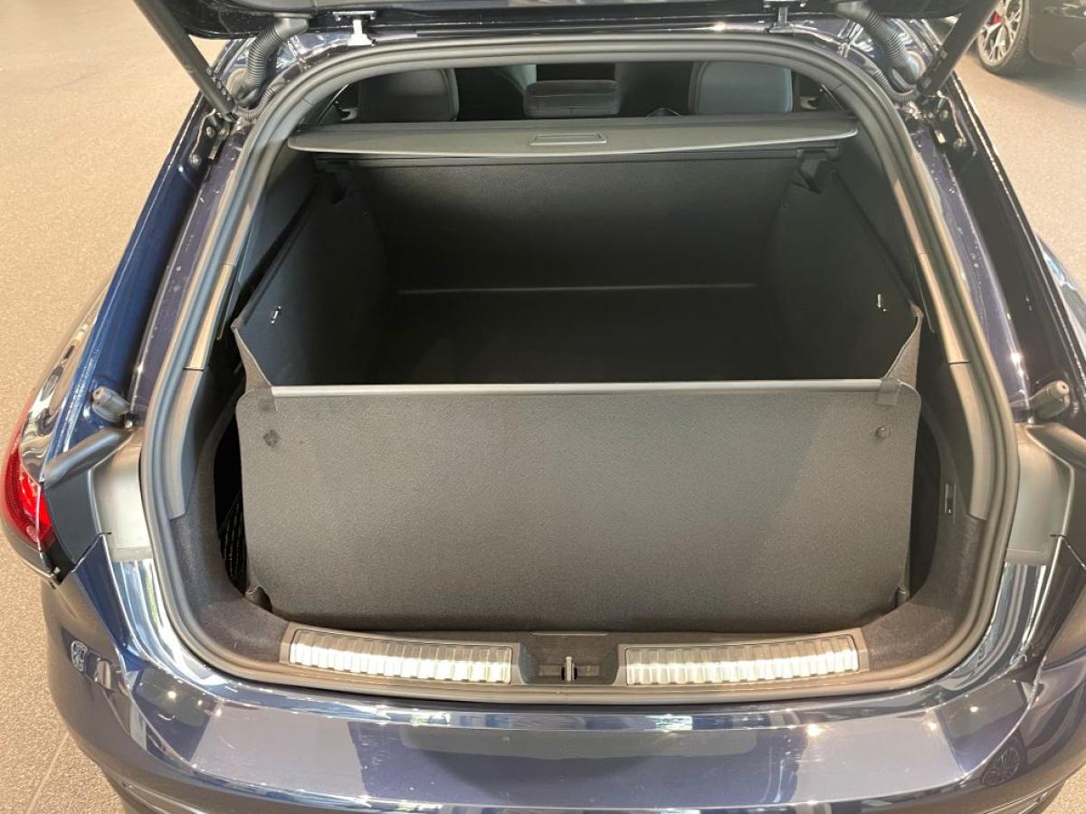Audi A6 Avant bekommt mit hochgestelltem Stoßstangenschutz optisch und funktional eine erstklassige Kofferraumwanne